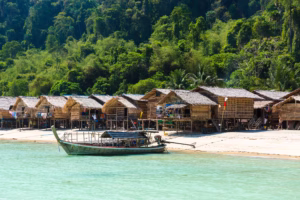 ชุมชนมอแกน บนเกาะสุรินทร์ บ้านไม้ยกพื้นริมทะเล